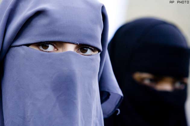  محرم کی مجلس کے دوران برقع پوش وی ایچ پی لیڈر کی مسلم خواتین کے ساتھ بد سلوکی کرنے پر، گرفتار